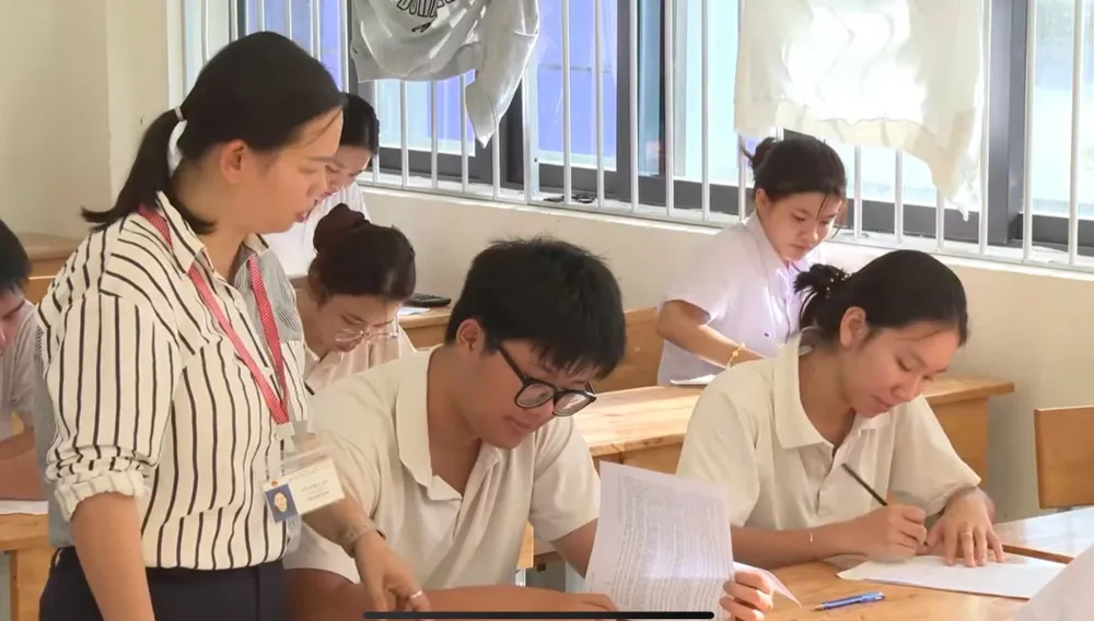 Học sinh lớp 12 tại Côn Đảo thi thử để chuẩn bị cho kỳ thi chính thức.