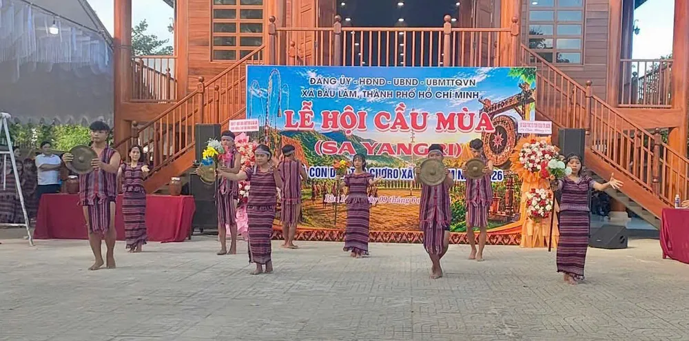 Học sinh của trường tham gia các hoạt động bảo tồn bản sắc văn hóa dân tộc.