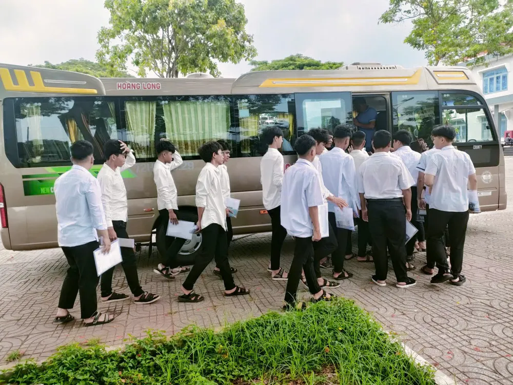 Chuyến xe đưa đón học sinh dân tộc nội trú dự thi tốt nghiệp THPT năm 2026.