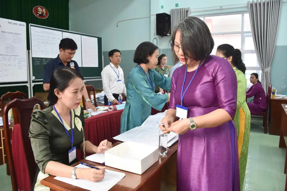 Cán bộ coi thi làm nhiệm vụ tại điểm thi Trường THCS Trần Phú (Phường Tam Thắng, TPHCM). Ảnh: KHÁNH CHI
