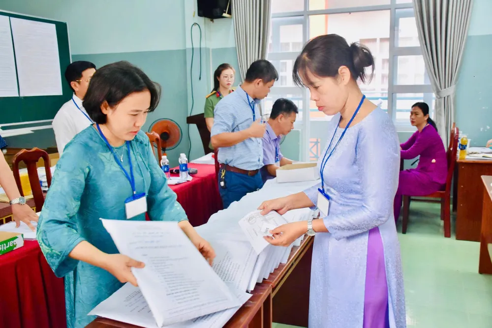 Cán bộ coi thi làm nhiệm vụ tại điểm thi Trường THCS Trần Phú (Phường Tam Thắng, TPHCM). Ảnh: KHÁNH CHI