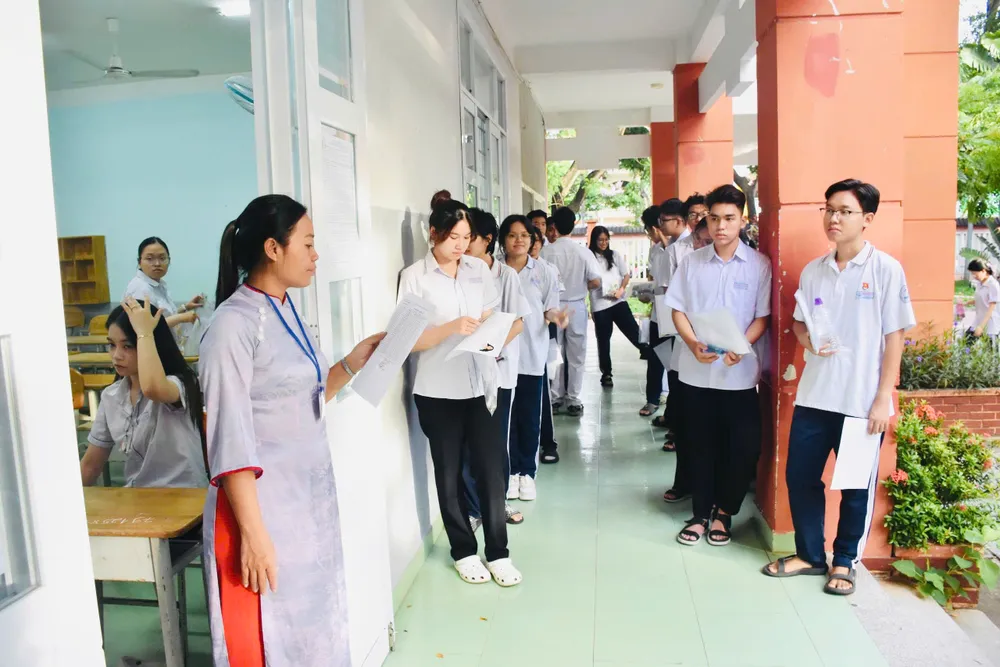 Thí sinh dự hi tại điểm thi THCS Trần Phú (phường Tam Thắng, TPHCM). Ảnh: KHÁNH CHI