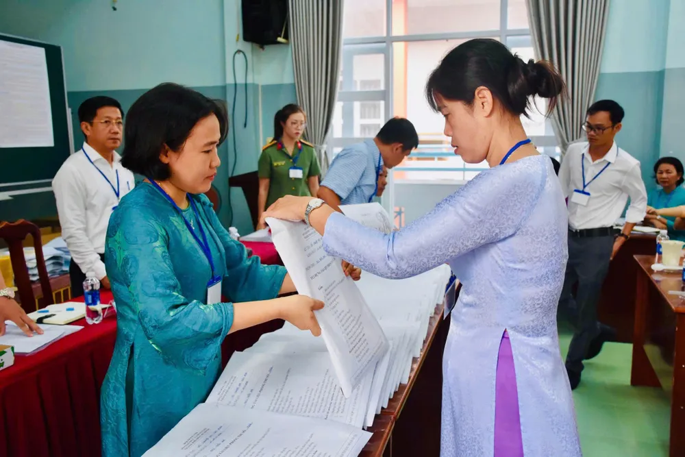 Cán bộ coi thi làm nhiệm vụ tại điểm thi Trường THCS Trần Phú (Phường Tam Thắng, TPHCM). Ảnh: KHÁNH CHI