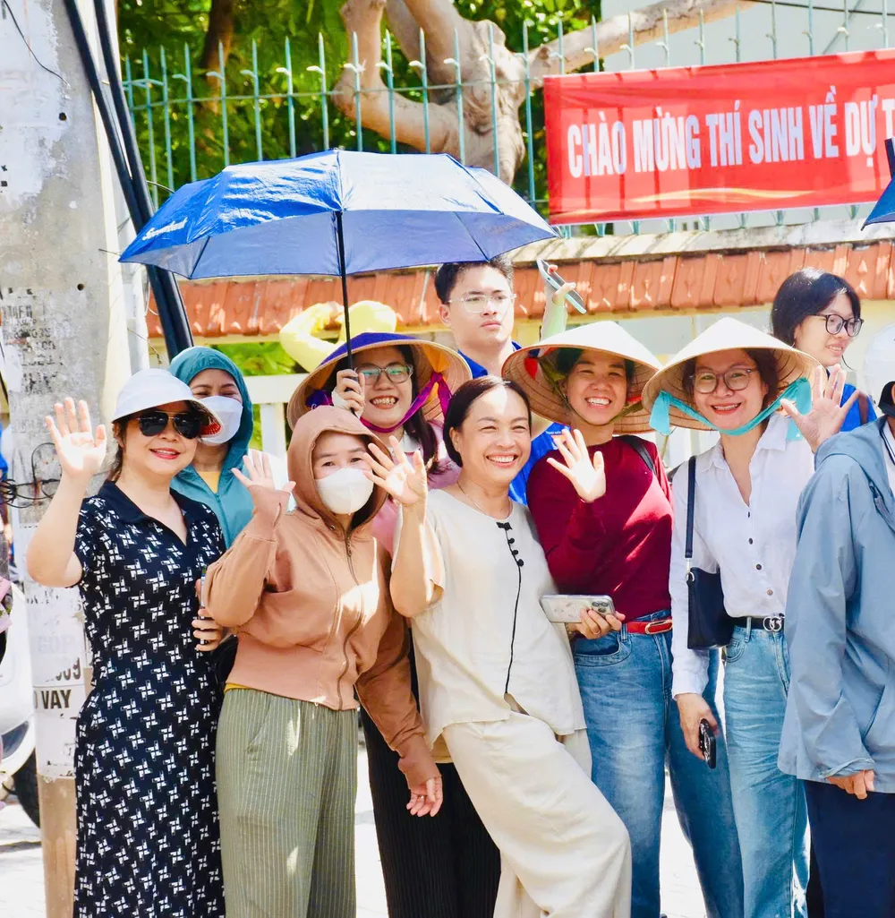 Phụ huynh phấn khởi chờ đón thí sinh hoàn thành những môn thi cuối cùng tại điểm thi THCS Võ Trường Toản (phường Tam Thắng, TPHCM). Ảnh: KHÁNH CHI