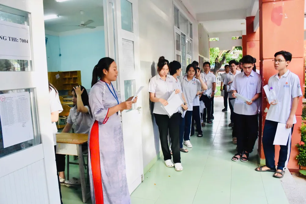 Thí sinh dự thi tại điểm thi THCS Trần Phú (phường Tam Thắng, TPHCM). Ảnh: KHÁNH CHI