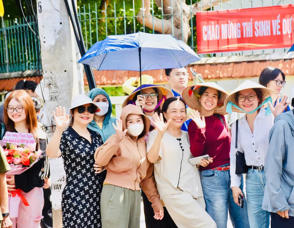 Phụ huynh phấn khởi chờ đón thí sinh hoàn thành những môn thi cuối cùng tại điểm thi THCS Võ Trường Toản (phường Tam Thắng, TPHCM). Ảnh: KHÁNH CHI