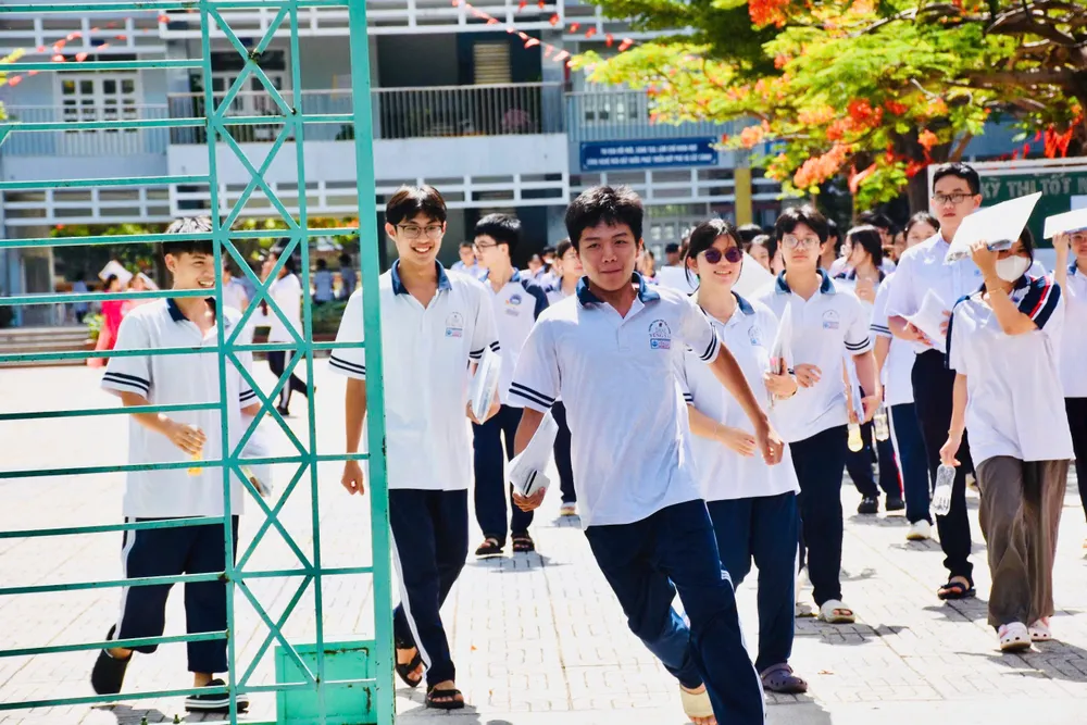 Những thí sinh đầu tiên rời khỏi khu vực thi tại điểm thi THCS Võ Trường Toản (phường Tam Thắng, TPHCM) với tâm trạng phấn khởi, nhẹ nhõm. Ảnh: KHÁNH CHI