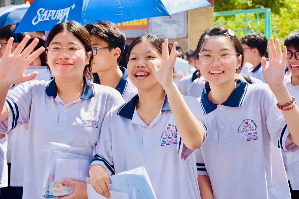 Những thí sinh đầu tiên rời khỏi khu vực thi tại điểm thi THCS Võ Trường Toản (phường Tam Thắng, TPHCM) với tâm trạng phấn khởi, nhẹ nhõm. Ảnh: KHÁNH CHI