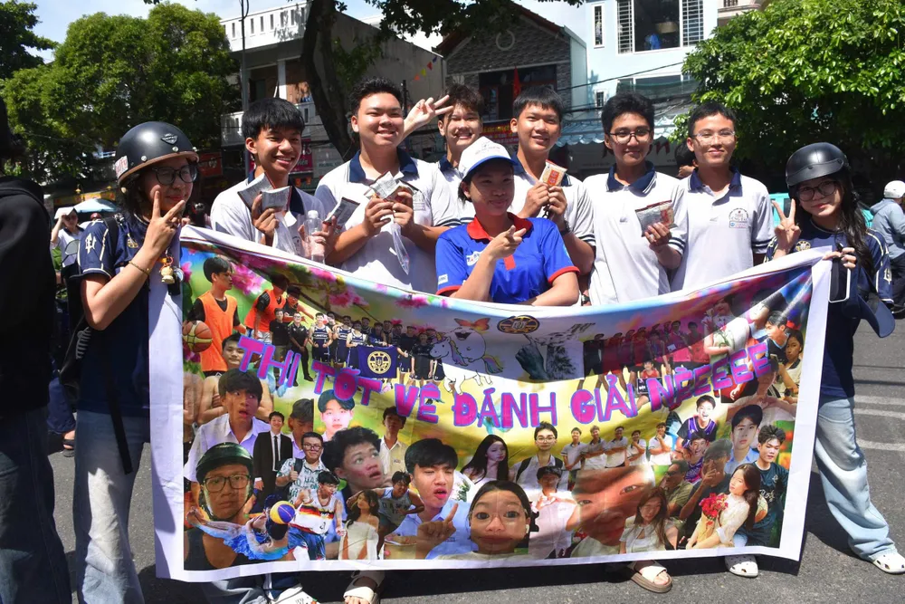 Những thí sinh đầu tiên rời khỏi khu vực thi tại điểm thi THCS Võ Trường Toản (phường Tam Thắng, TPHCM) với tâm trạng phấn khởi, nhẹ nhõm.