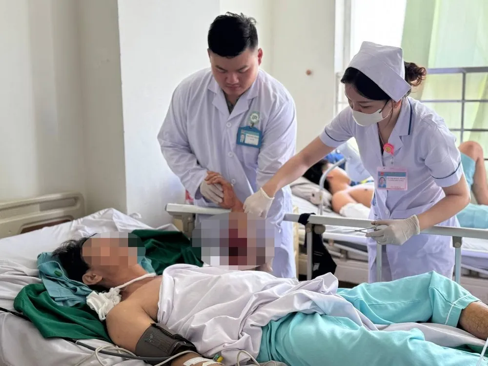 Bệnh nhân đã hồi phục và đang tập phục hồi chức năng.