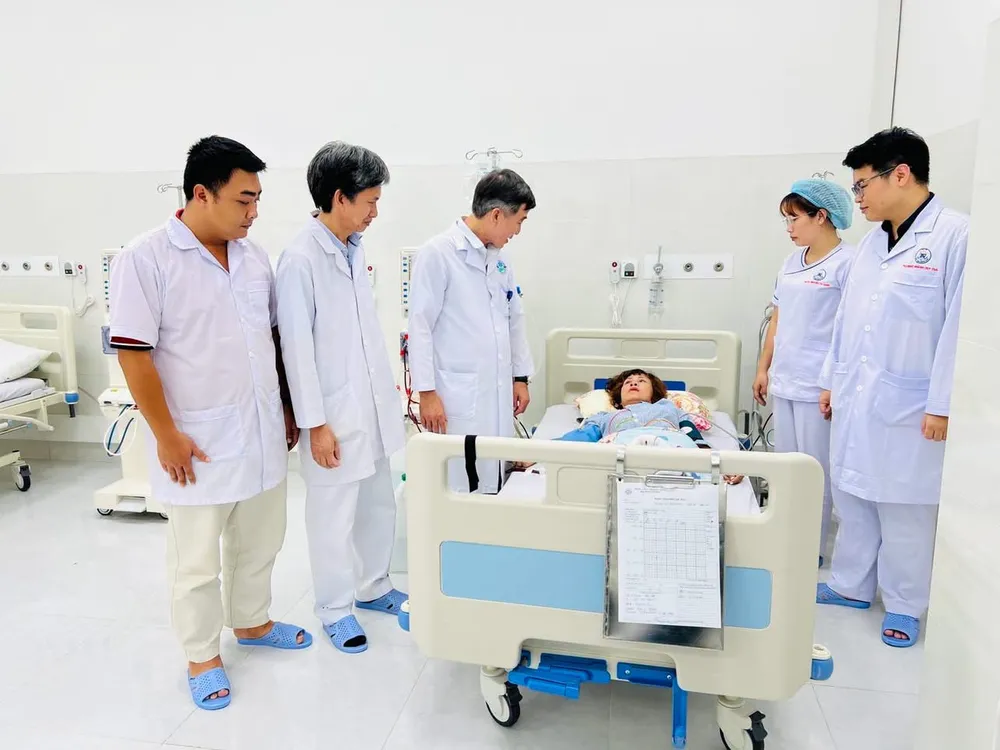 Du khách đến từ Hà Nội thực hiện chạy thận nhân tạo tại Côn Đảo.