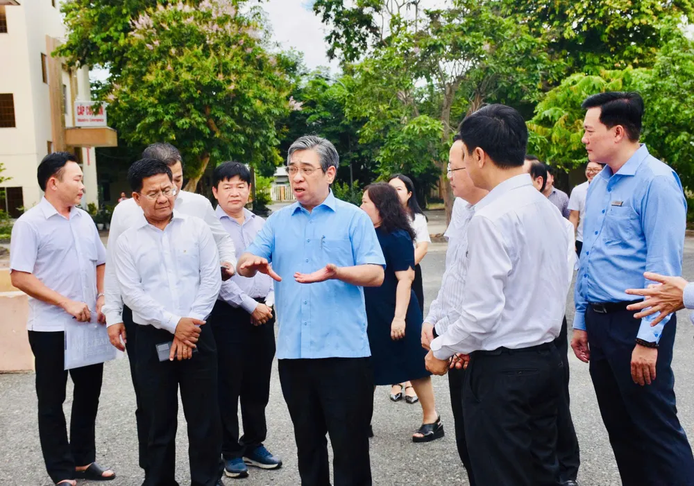 Chiều 27-6, Đoàn công tác đồng chí Nguyễn Phước Lộc, Ủy viên Trung ương Đảng, Phó Bí thư Thành ủy, Chủ tịch Ủy ban MTTQ Việt Nam TPHCM làm trưởng đoàn đã khảo sát và làm việc với Trung tâm y tế khu vực Phú Mỹ và Trung tâm y tế khu vực Hồ Tràm.