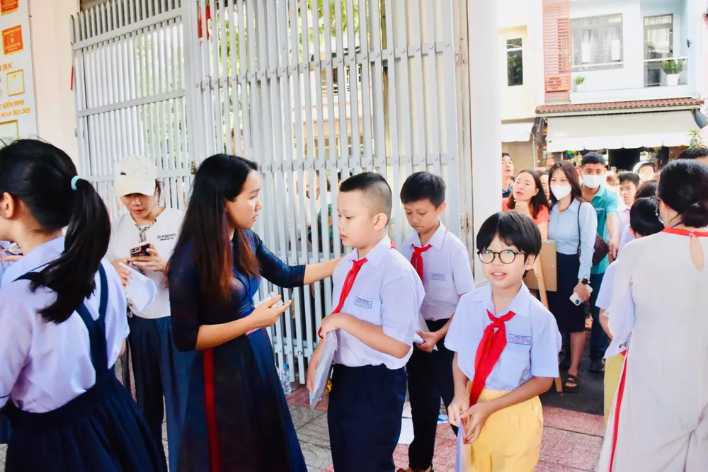 Học sinh được đón và hướng dẫn ngay tại cổng trường.