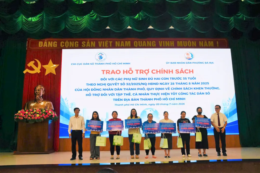 Tại hội nghị, 7 phụ nữ sinh đủ 2 con trước 35 tuổi được trao hỗ trợ chính sách.