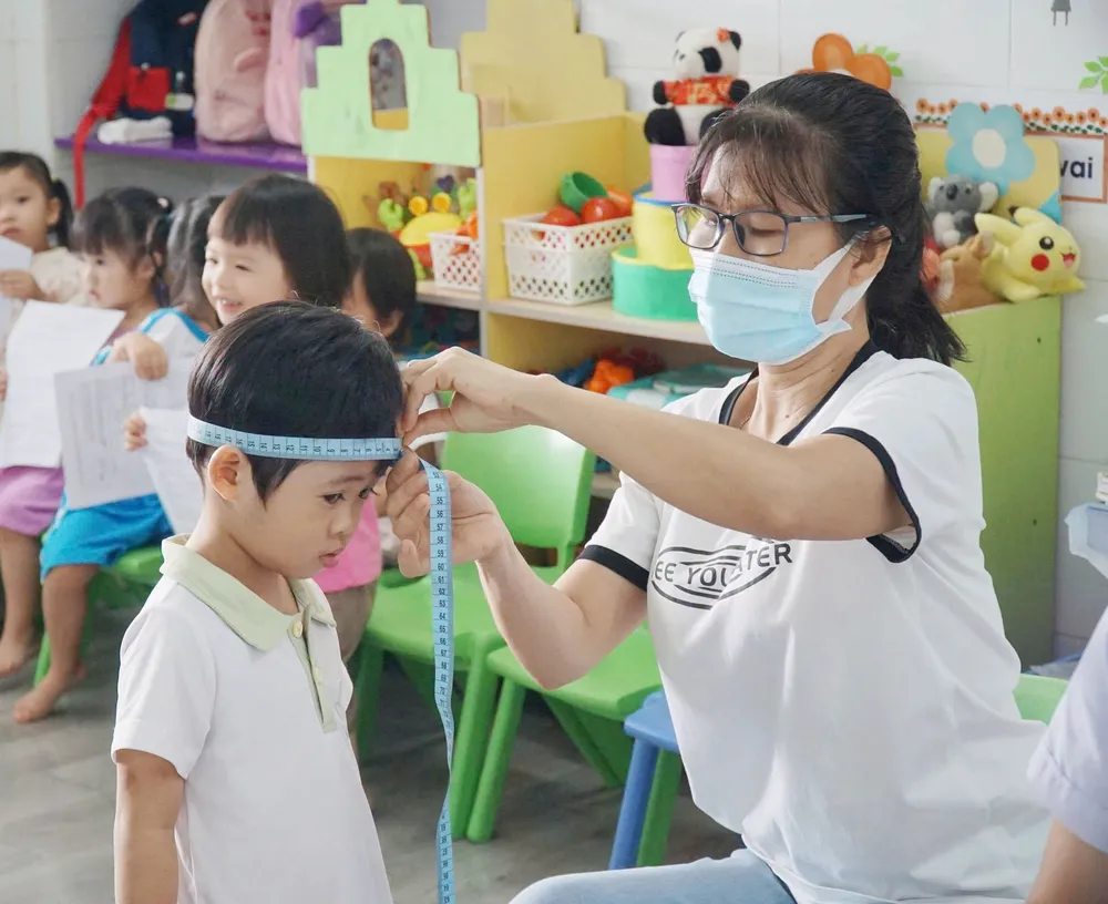 Trạm Y tế phường Tam Thắng (TPHCM) đã hoàn thành việc khám sức khỏe định kỳ cho khoảng 1.000 trẻ đang học tại các trường mầm non và nhóm lớp ngoài công lập.