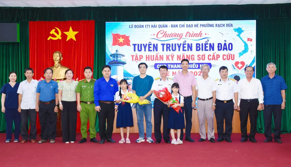 Ban Chỉ đạo hè phường Rạch Dừa phối hợp Lữ đoàn 171 Hải quân tuyên truyền biển, đảo và tập huấn kỹ năng sơ cấp cứu cho thanh thiếu nhi trên địa bàn