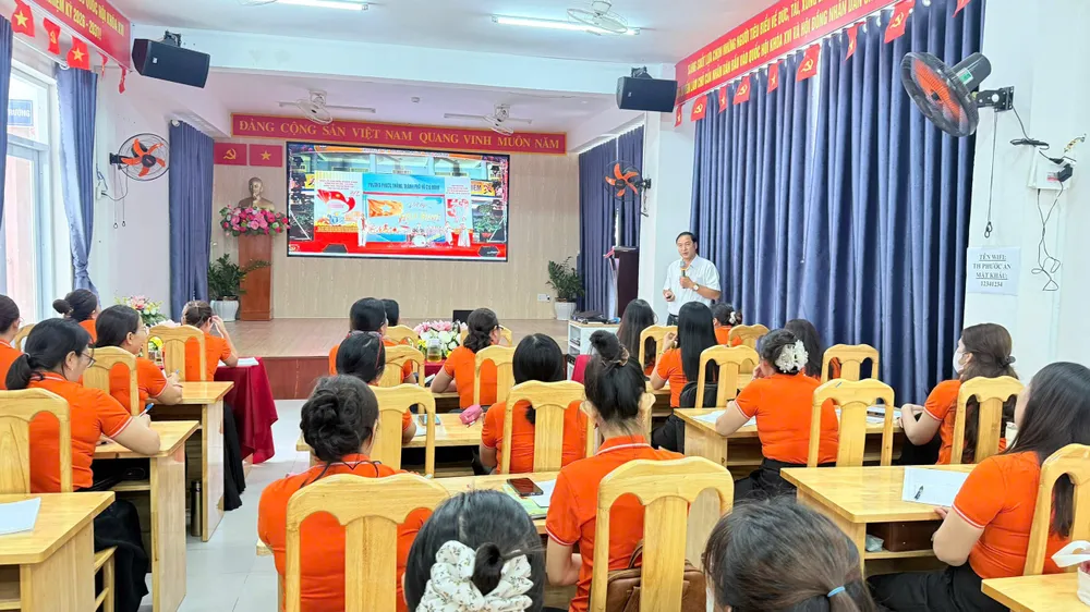 Đồng chí Nguyễn Tấn Bản đang trao đổi chuyên đề với cán bộ, giáo viên Trường Tiểu học Phước An