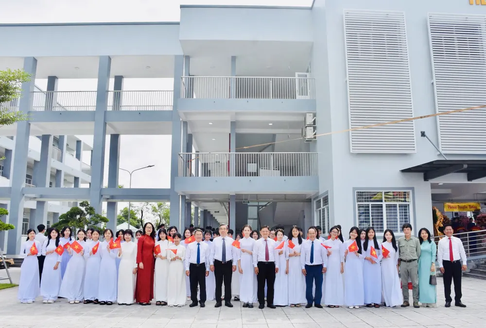 Các đại biểu dự Lễ khánh thành ngôi trường mang tên Đại tướng Võ Nguyên Giáp.