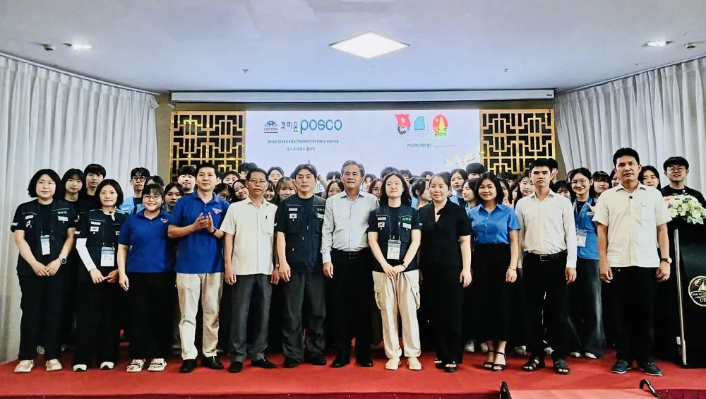 Lãnh đạo phường gặp gỡ đoàn tình nguyện.