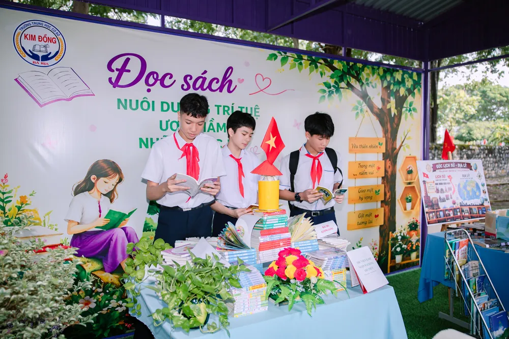 Học sinh đọc sách tại "Thư viện xanh" Trường THCS Kim Đồng.