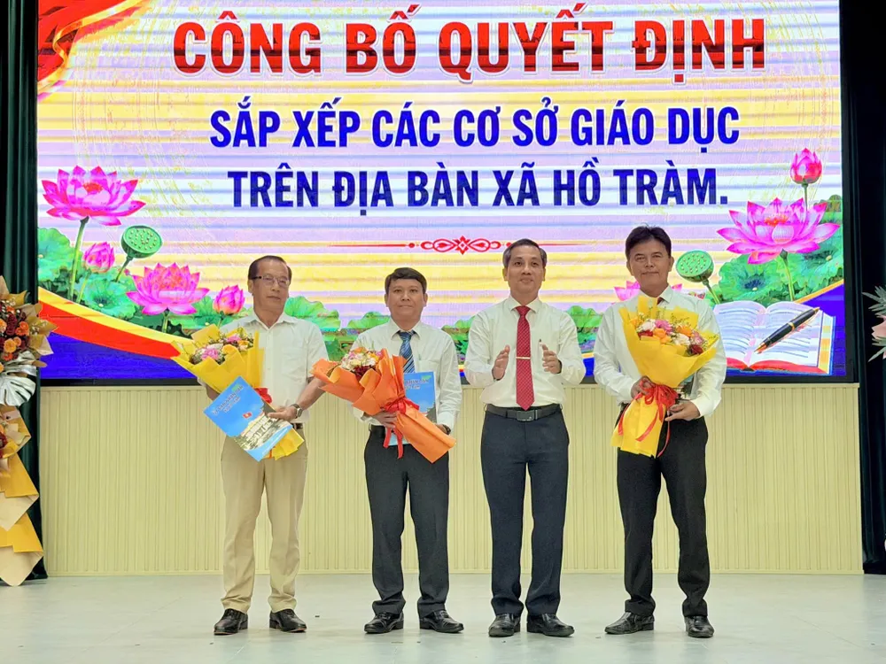 Xã Hồ Tràm công bố quyết định sắp xếp các cơ sở giáo dục trên địa bàn xã.