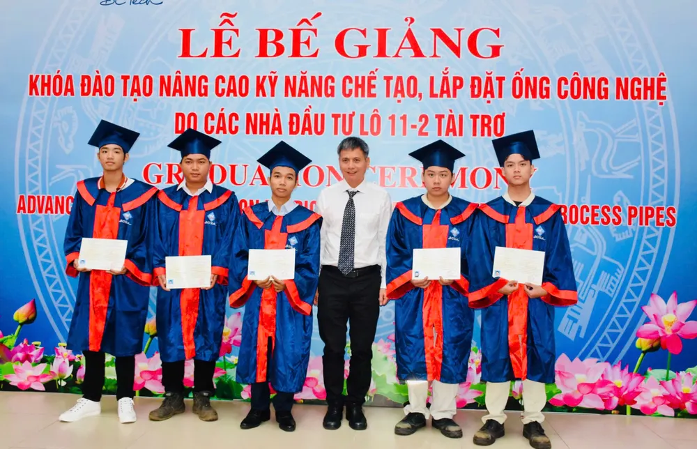Ông Hoàng Vũ Nam, Kỹ sư trưởng Công ty Zarubezhneft EP Vietnam trao chứng chỉ cho học viên tốt nghiệp khóa đào tạo.