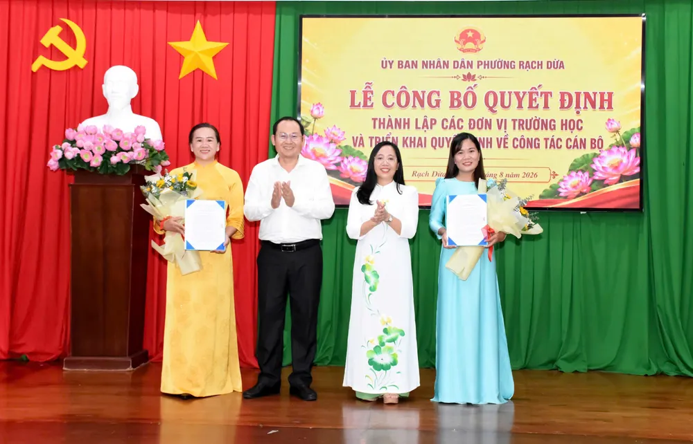 Phường Rạch Dừa trao quyết định thành lập các đơn vị trường học và bổ nhiệm cán bộ quản lý.