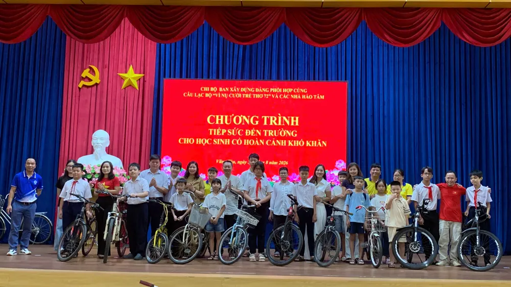 Phuong Vung Tau tiep suc den truong 1.jpg