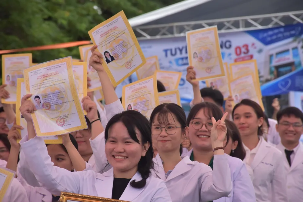 Các bác sĩ trẻ được nhận Chứng chỉ hành nghề ngay ttại buổi lễ.