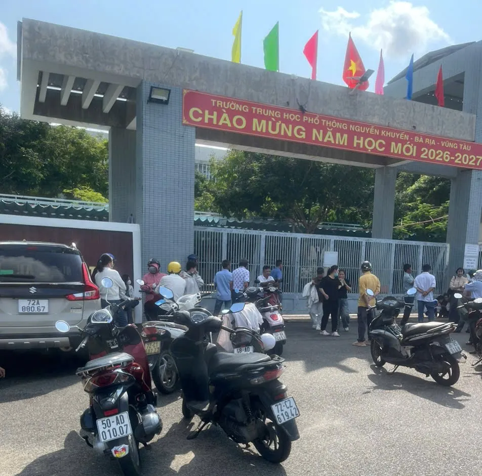 Hàng chục phụ huynh Trường THPT Nguyễn Khuyến bị “nhốt” ngoài cổng trường.