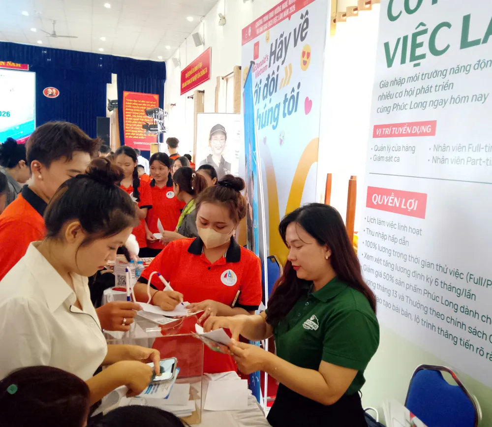 Các doanh nghiệp mang tới hàng ngàn cơ hội việc làm cho sinh viên.