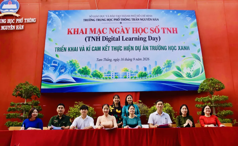 Các thầy cô giáo Trường THPT Trần Nguyên Hãn ký cam kết thực hiện dự án "Trường học xanh".