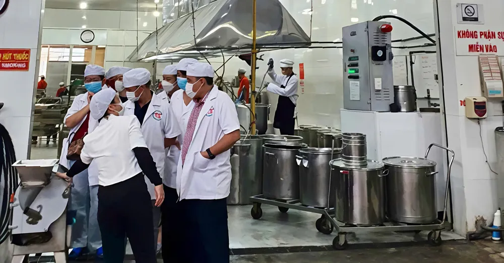 Trường Tiểu học Bùi Thị Xuân kiểm tra đột xuất cơ sở cung cấp suất ăn bán trú cho học sinh của trường.