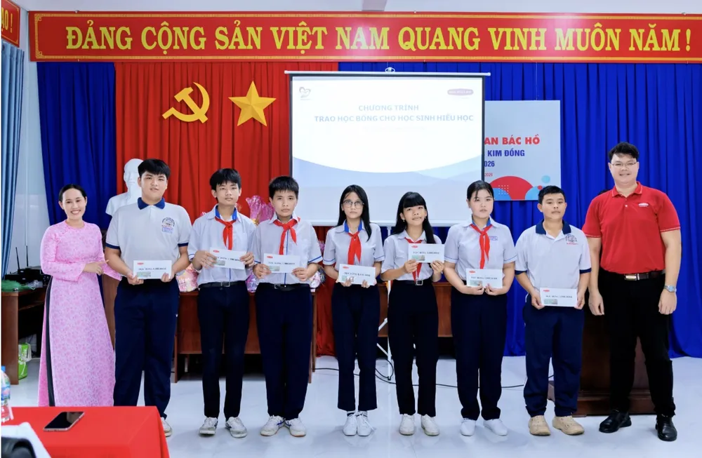 Trường THCS Kim Đồng và đơn vị tài trợ trao quà cho học sinh có hoàn cảnh khó khăn.