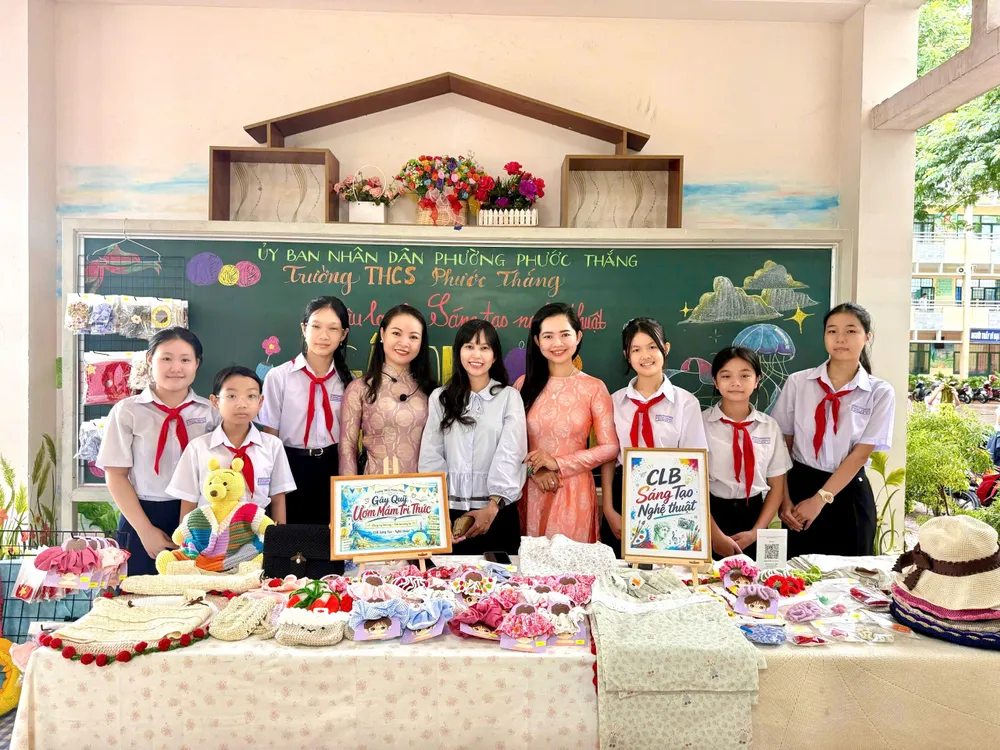 Học sinh Trường THCS Phước Thắng gây quỹ ủng hộ học sinh nghèo của trường bằng cách tổ chức gian hàng bán những sản phẩm thủ công.