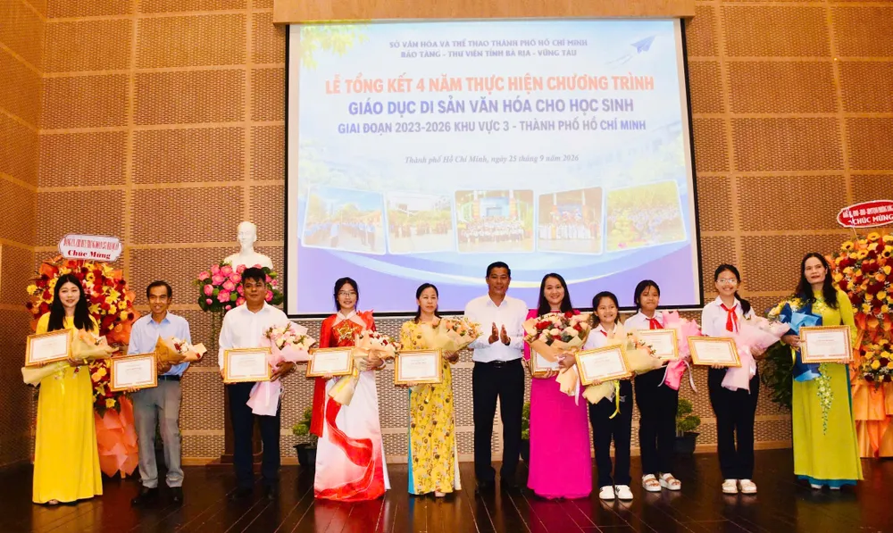 Giám đốc Bảo tàng - Thư viện tỉnh tặng giấy chứng nhận cho các tập thể có đóng góp, tích cực trong thực hiện chương trình.