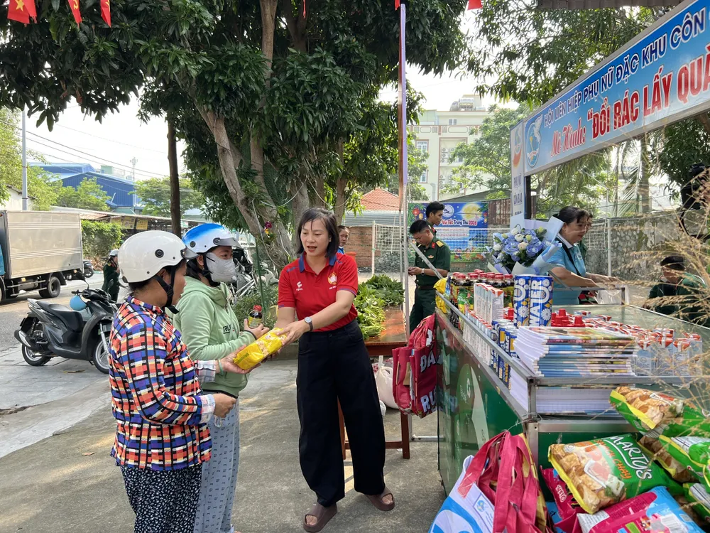 Hội Liên hiệp Phụ nữ đặc khu Côn Đảo phối hợp Trung đoàn Hỗn hợp 39, Bộ Tư lệnh TPHCM tổ chức chương trình “Đổi rác lấy quà”
