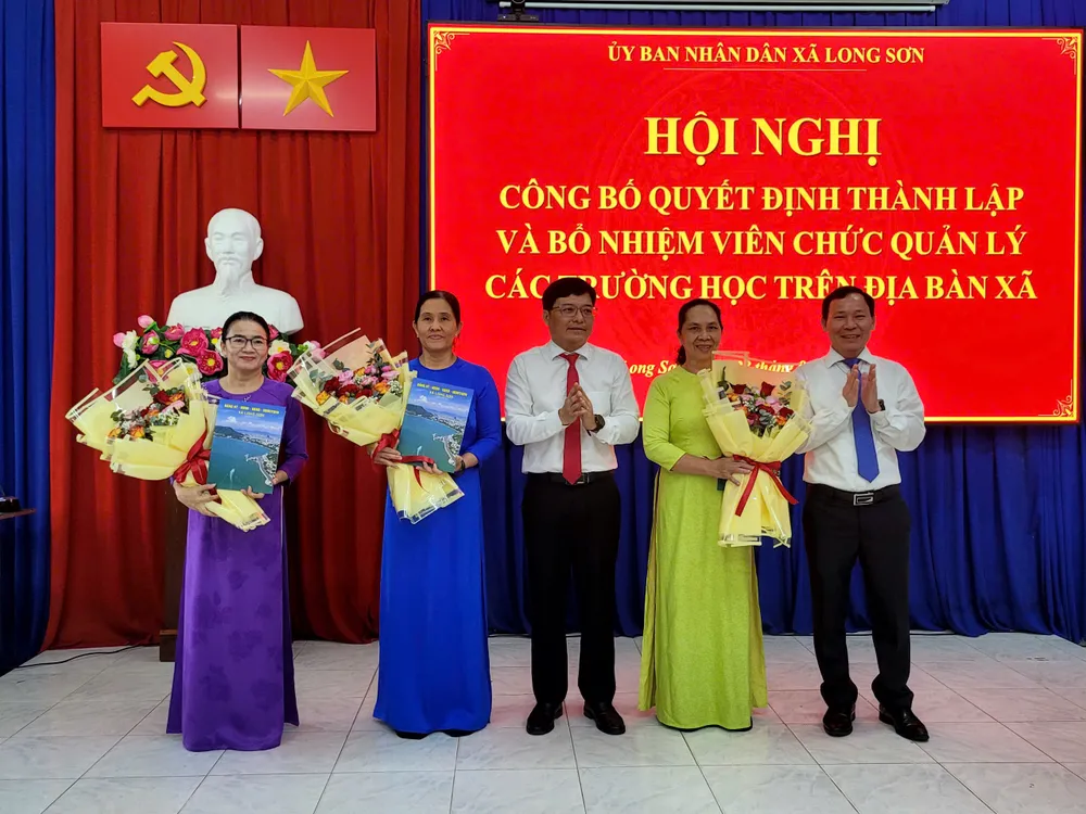 Xã Long Sơn công bố các quyết định thành lập trường học và điều động, bổ nhiệm viên chức quản lý các trường trên địa bàn.