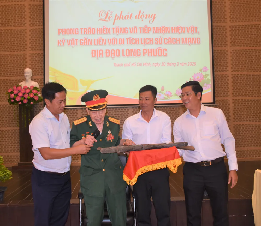Đại tá Anh hùng LLVT Nguyễn Văn Tàu trao tặng kỷ vật chiến tranh cho thư viện