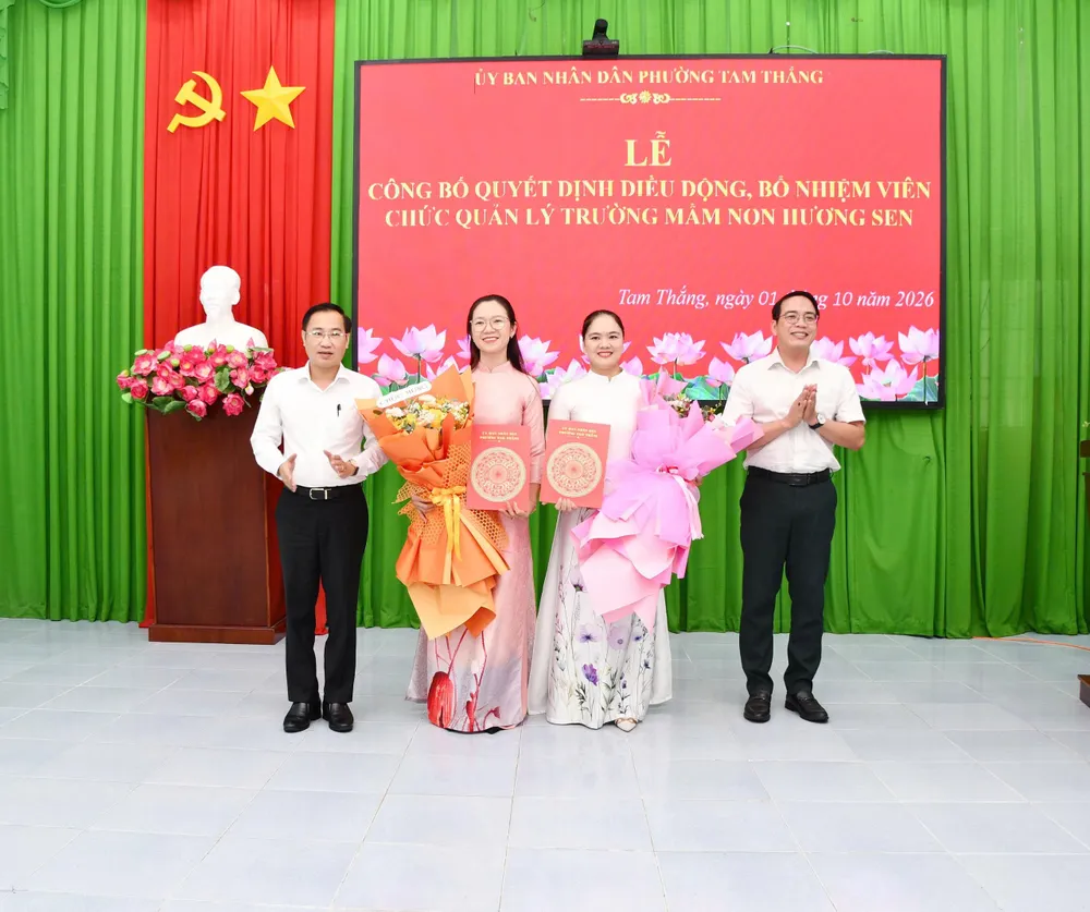 Lãnh đạo UBND phường Tam Thắng trao quyết định cho 2 cán bộ quản lý.