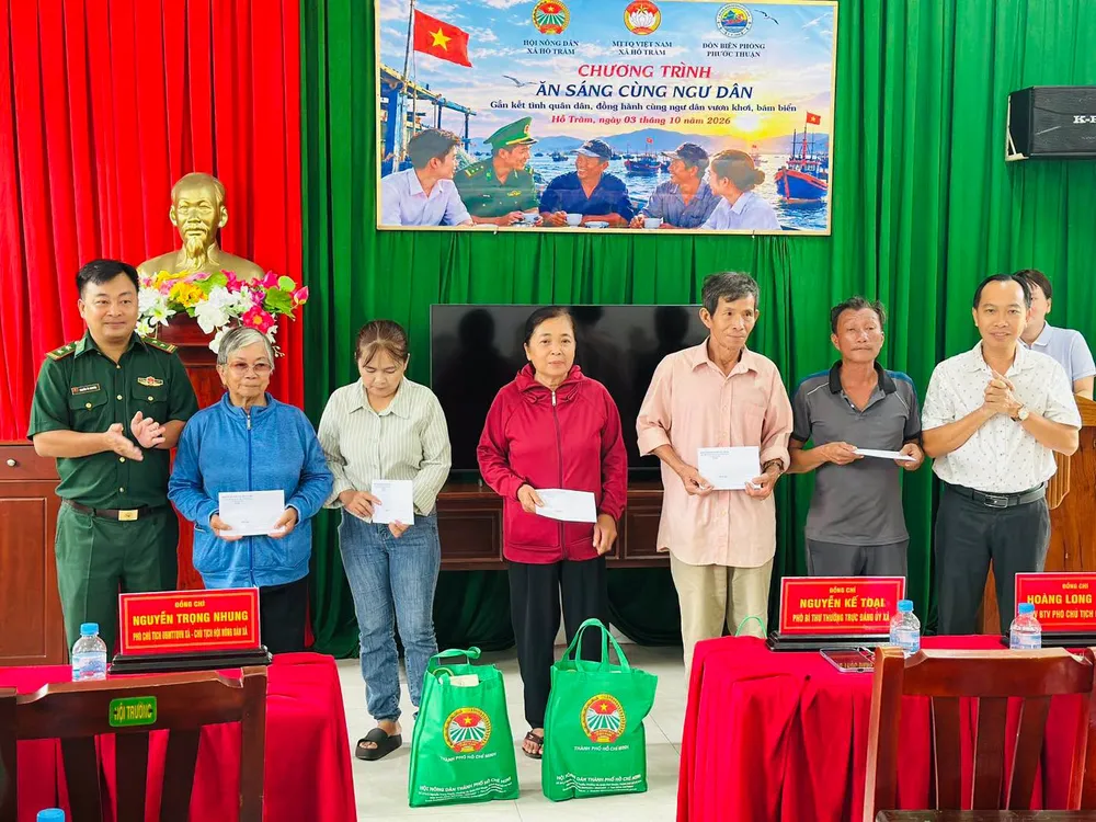Ho Tram an sang cung ngu dan 1.jfif