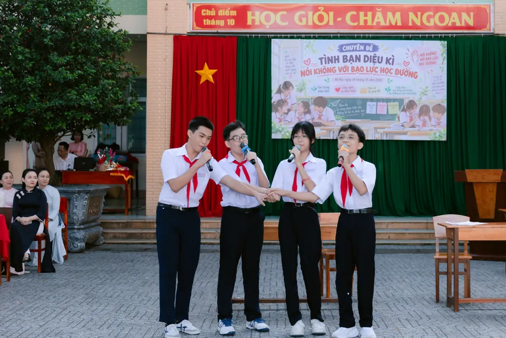 Tình huống bạo lực học đường được học sinh Trường THCS Kim Đồng tái hiện chân thực.