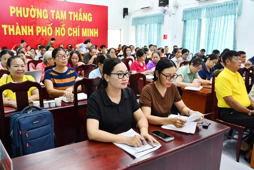 UBND phường Tam Thắng tập huấn nâng cao kỹ năng ứng dụng công nghệ thông tin và chuyển đổi số cho Tổ Công nghệ số cộng đồng.