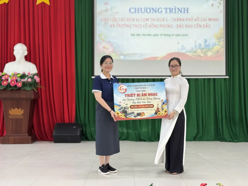 Cụm thi đua số 1 TPHCM đã trao tặng thiết bị âm nhạc trị giá 50 triệu đồng cho THCS Lê Hồng Phong.