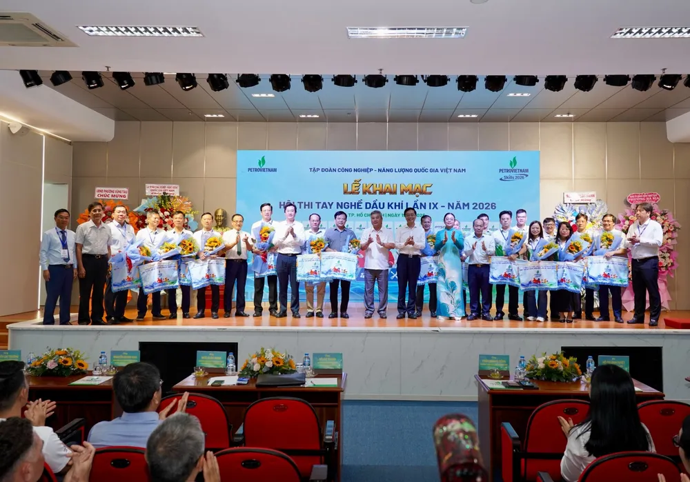 Ban tổ chức tặng cờ lưu niệm cho các đoàn tham gia Hội thi.