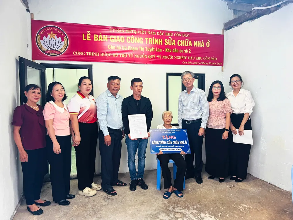 Ủy ban MTTQ Việt Nam đặc khu Côn Đảo bàn giao công trình sửa chữa nhà ở cho gia đình bà Phạm Thị Tuyết Lan