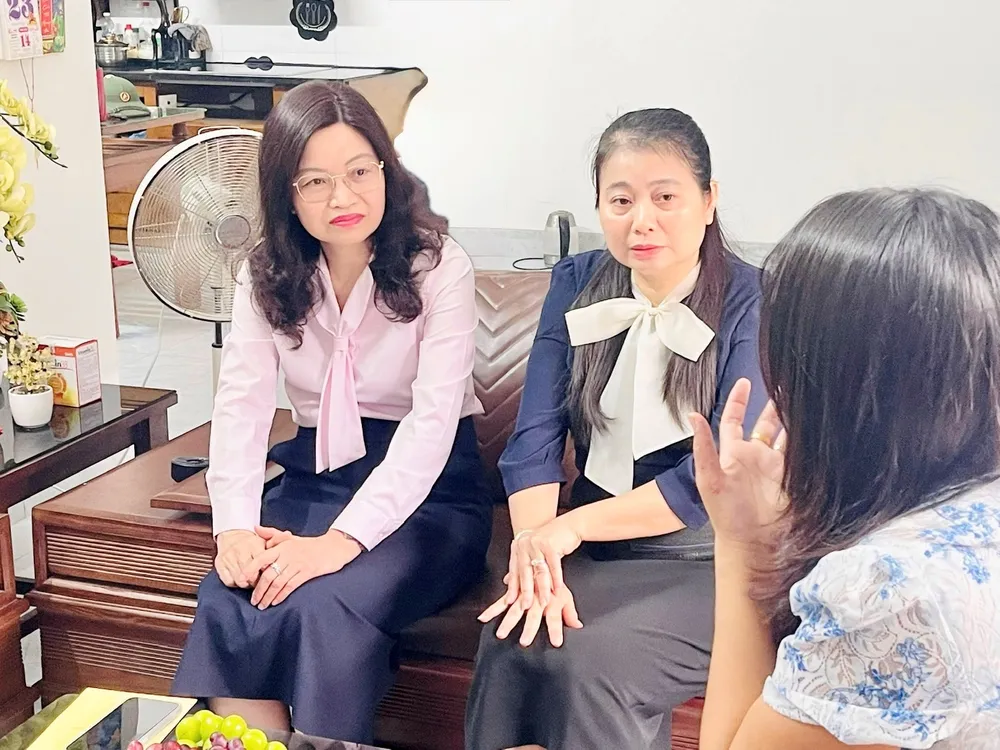 Đại diện Bộ GD-ĐT đến thăm hỏi, động viên cô giáo Trường THPT Mạc Đĩnh Chi (Hà Nội) tại nhà riêng sau vụ việc bị nam sinh hành hung trên bục giảng.