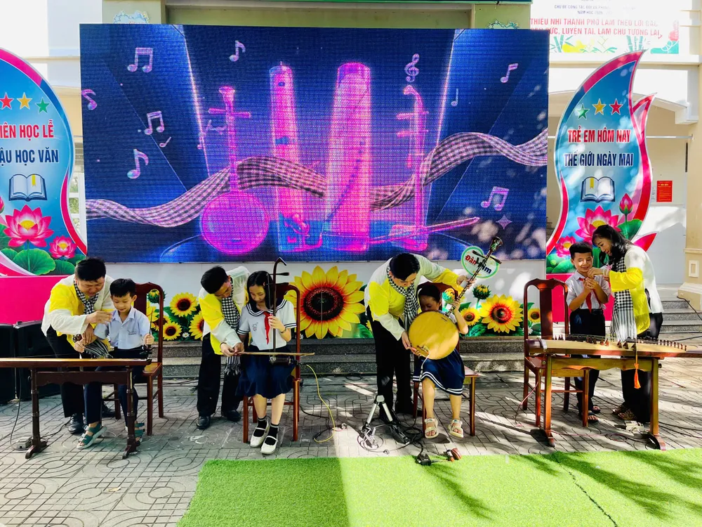 Học sinh Tiểu học Chu Văn An được trực tiếp giao lưu, trải nghiệm cùng các nghệ nhân, nghệ sĩ.