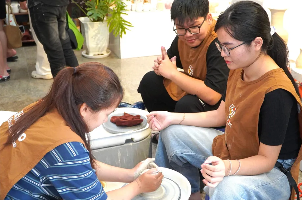 Du khách trải nghiệm làm gốm ngay tại Bảo tàng TP Đồng Nai