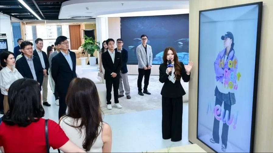 Khách tham quan trải nghiệm không gian Business Experience Studio. 